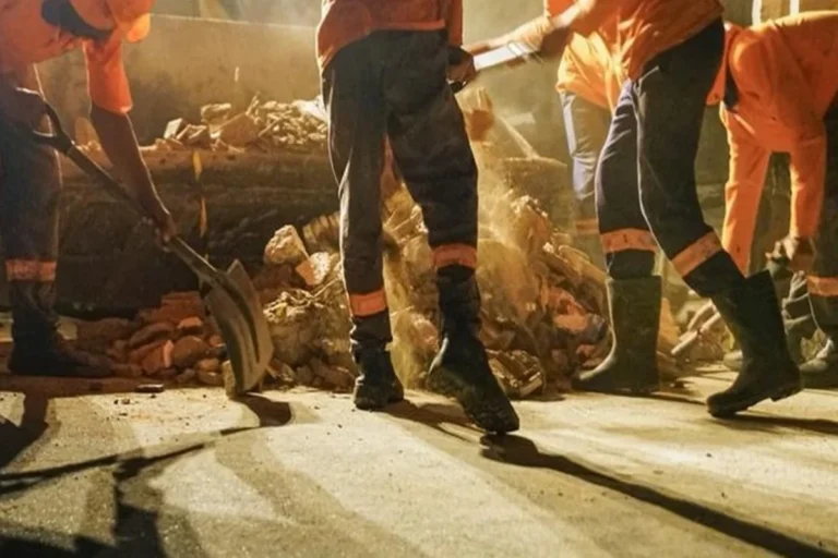 Rompe reservatório em Campina Grande e equipes iniciam remoção de escombros