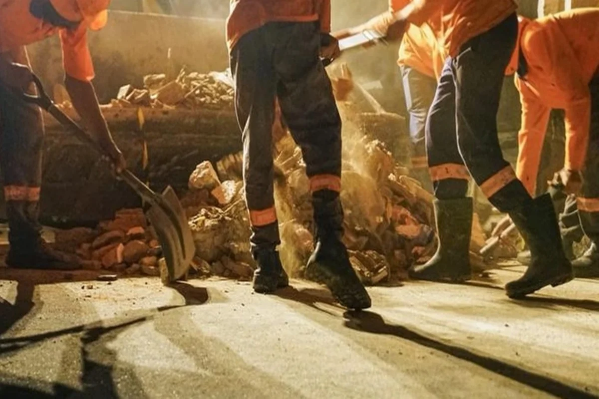 Rompe reservatório em Campina Grande e equipes iniciam remoção de escombros