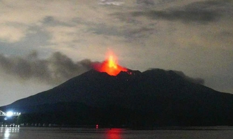 Erupção do vulcão Sakurajima provoca cancelamento de voos no Japão
