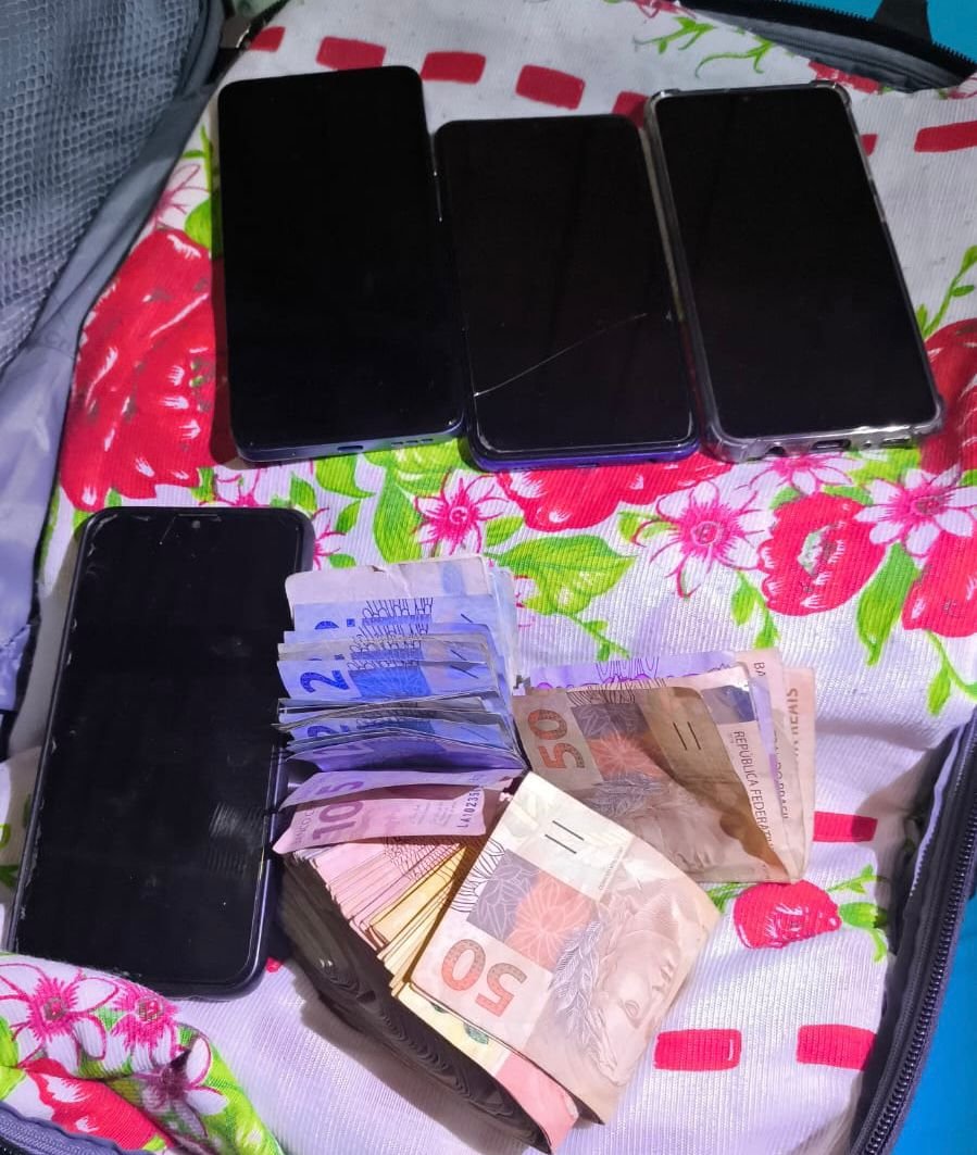 Celulares, dinheiro e drogas apreendidas (Foto: PCPR)