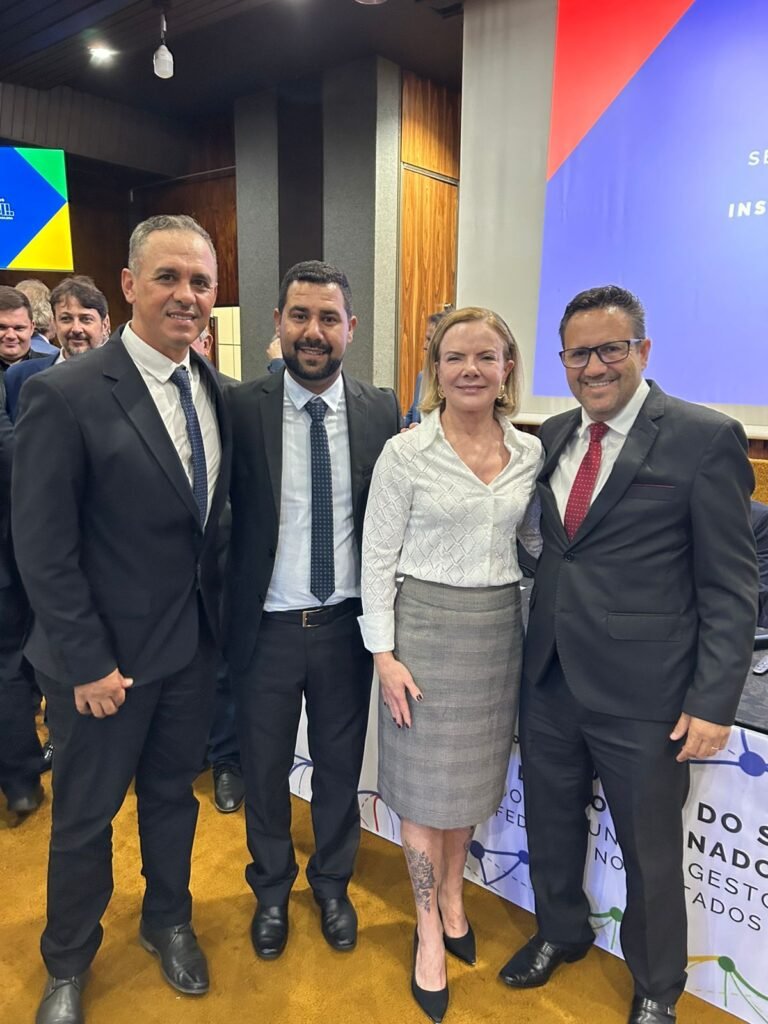 Com a ministra Gleisi Hoffmann e também com o deputado federal Geraldo Mendes (Divulgação)