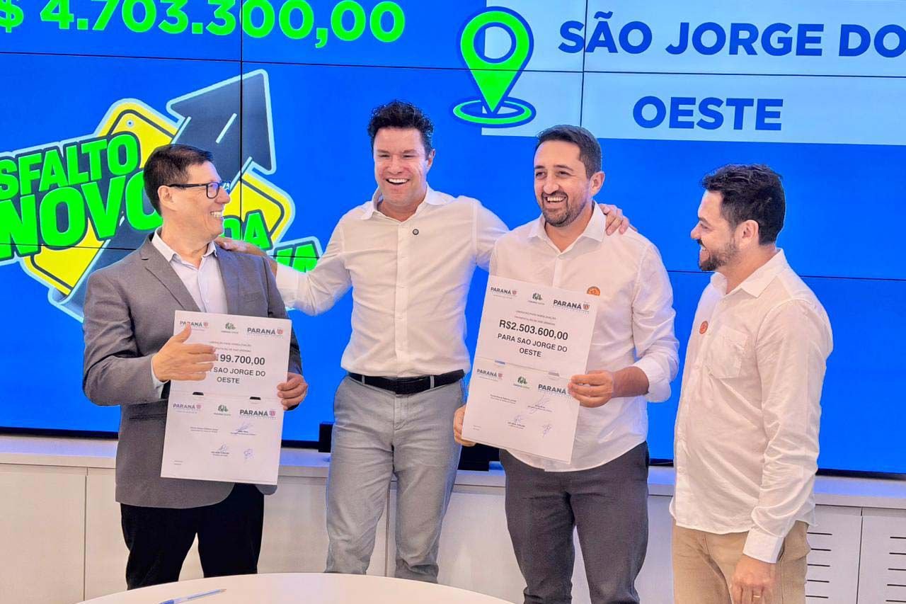 Legenda Foto: Entre os municípios contemplados estão São Jorge do Oeste (região Sudoeste). Na imagem, o Secretário das Cidades Guto Silva com o prefeito Gelson Coelho. Crédito: Leonardo Sguarezi - Secid/Pr