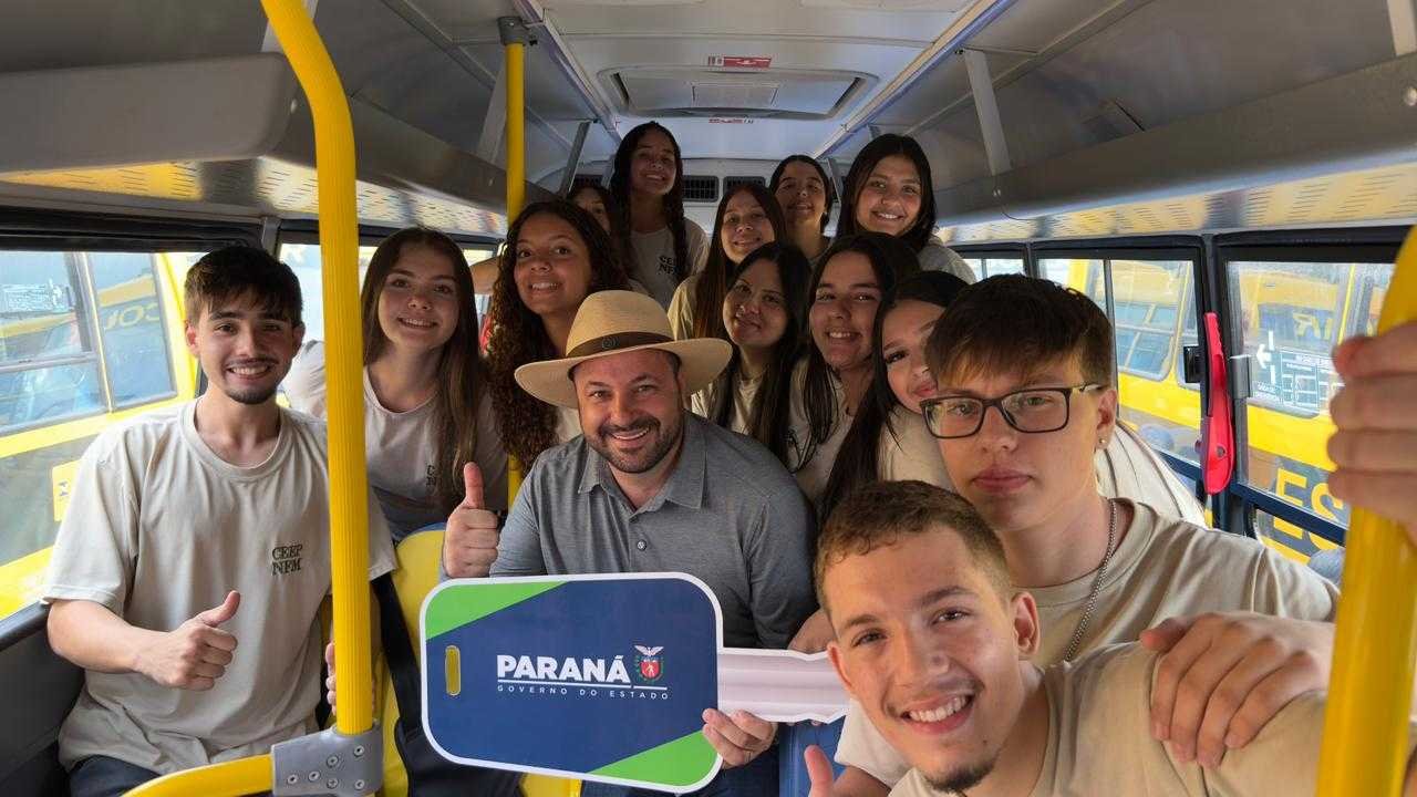 Deputado Geraldo Mendes com alunos da rede estadual de Ensino durante entrega dos ônibus (Foto: Ascom/GM)