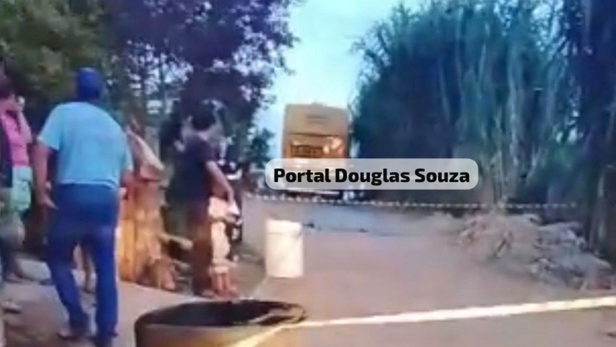 Populares observam no local tragédia (Foto: Portal Douglas Souza)