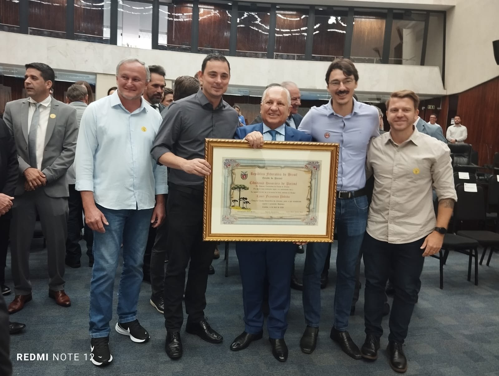 Da esquerda para a direita: o secretário de Transportes Adilson Poleze, o prefeito de Quedas do Iguaçu Rafael Moura, o homenageado Lauri Francisco Paludo, o presidente da Câmara de Quedas do Iguaçu Rodolfo Revers e o secretário de Administração Cris Colsenti.