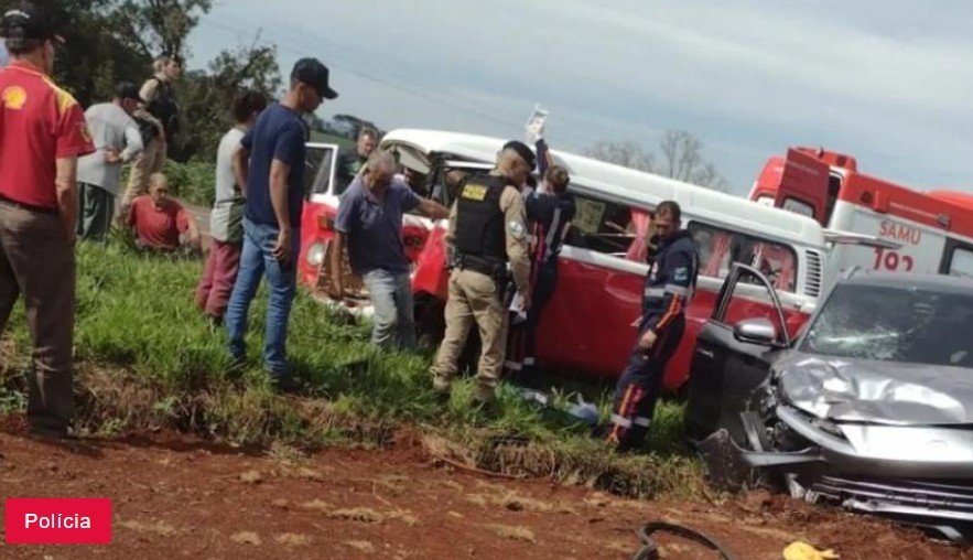 Bombeiros e policiais atendendo no trecho onde aconteceu a tragédia (Foto: RCA FM 94,1)
