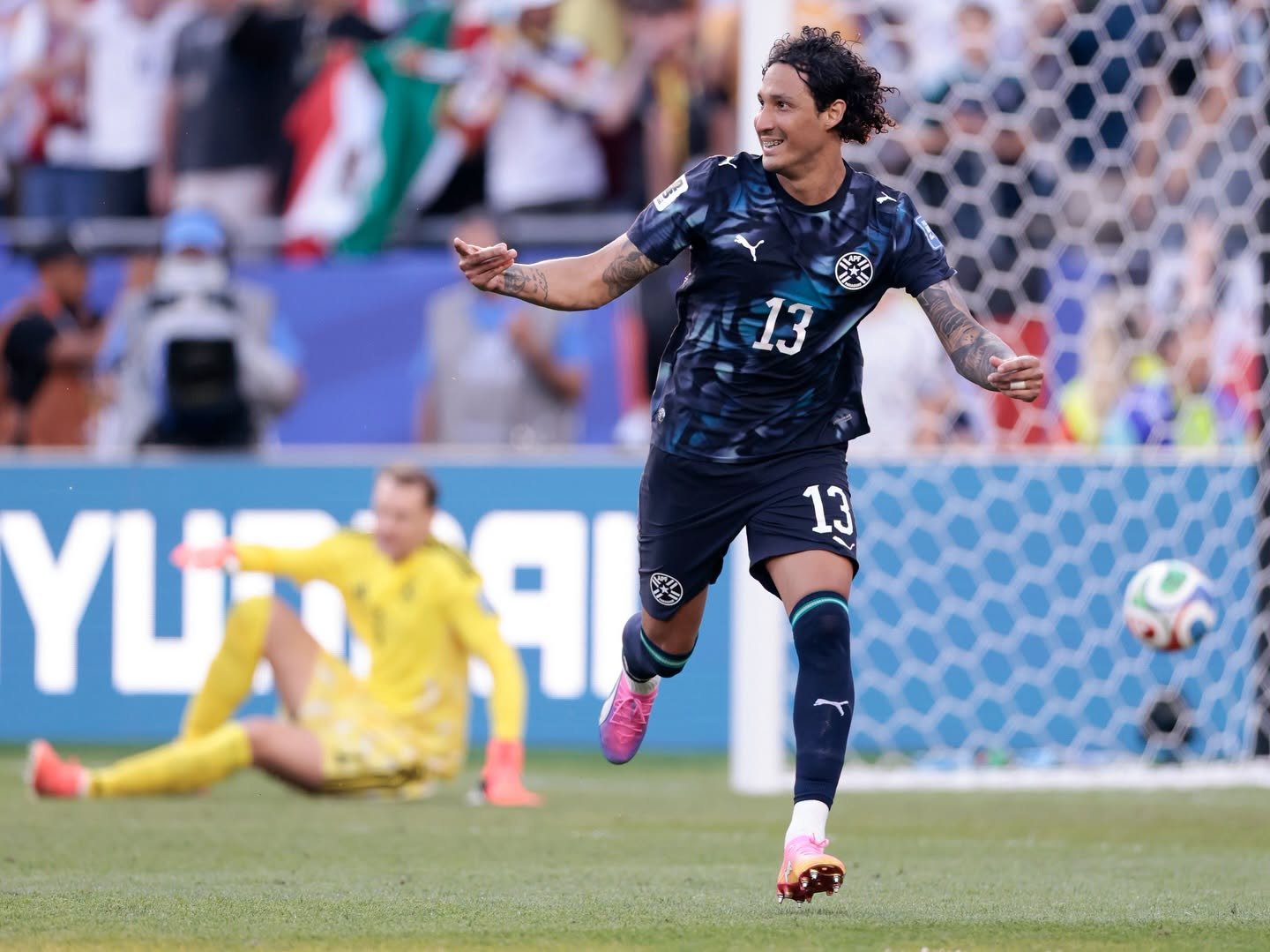 Momento em que José Canale crava o gol que garante a classificação paraguaia e elimina a Alemanha (Foto: AFP/PY)