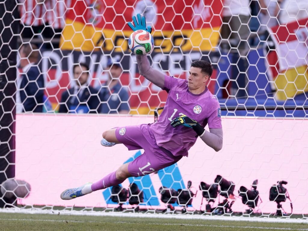 Momento em que José Canale crava o gol que garante a classificação paraguaia e elimina a Alemanha (Foto: AFP/PY)