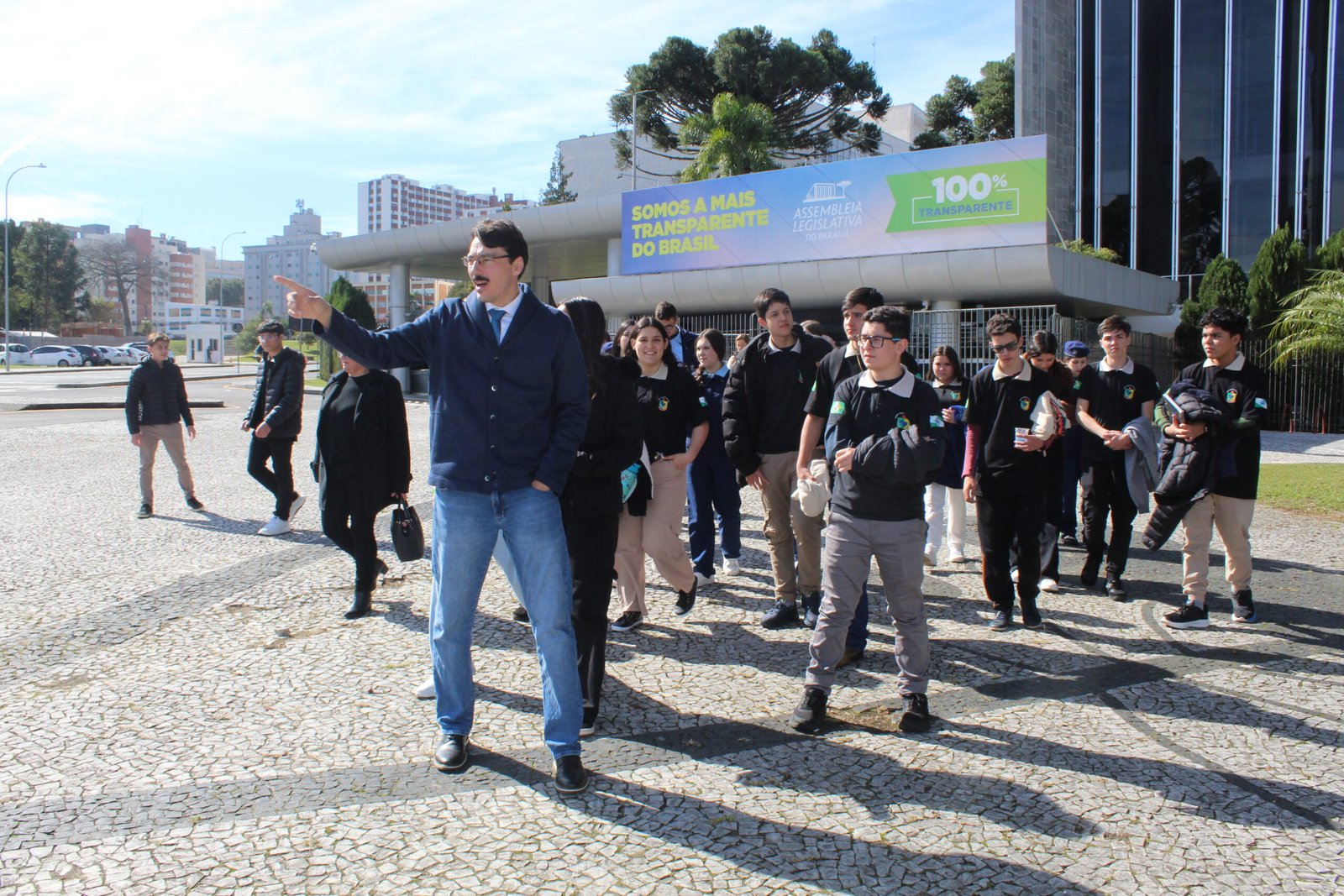 Rofolfo Revers, presidente da Câmara de Vereadores de Quedas do Iguaçu acompanhando os vereadores mirins e integrantes do Parlamento Jovem em frente a Assembleia Legislativa do Paraná (Foto: Ascom/CMQI)
