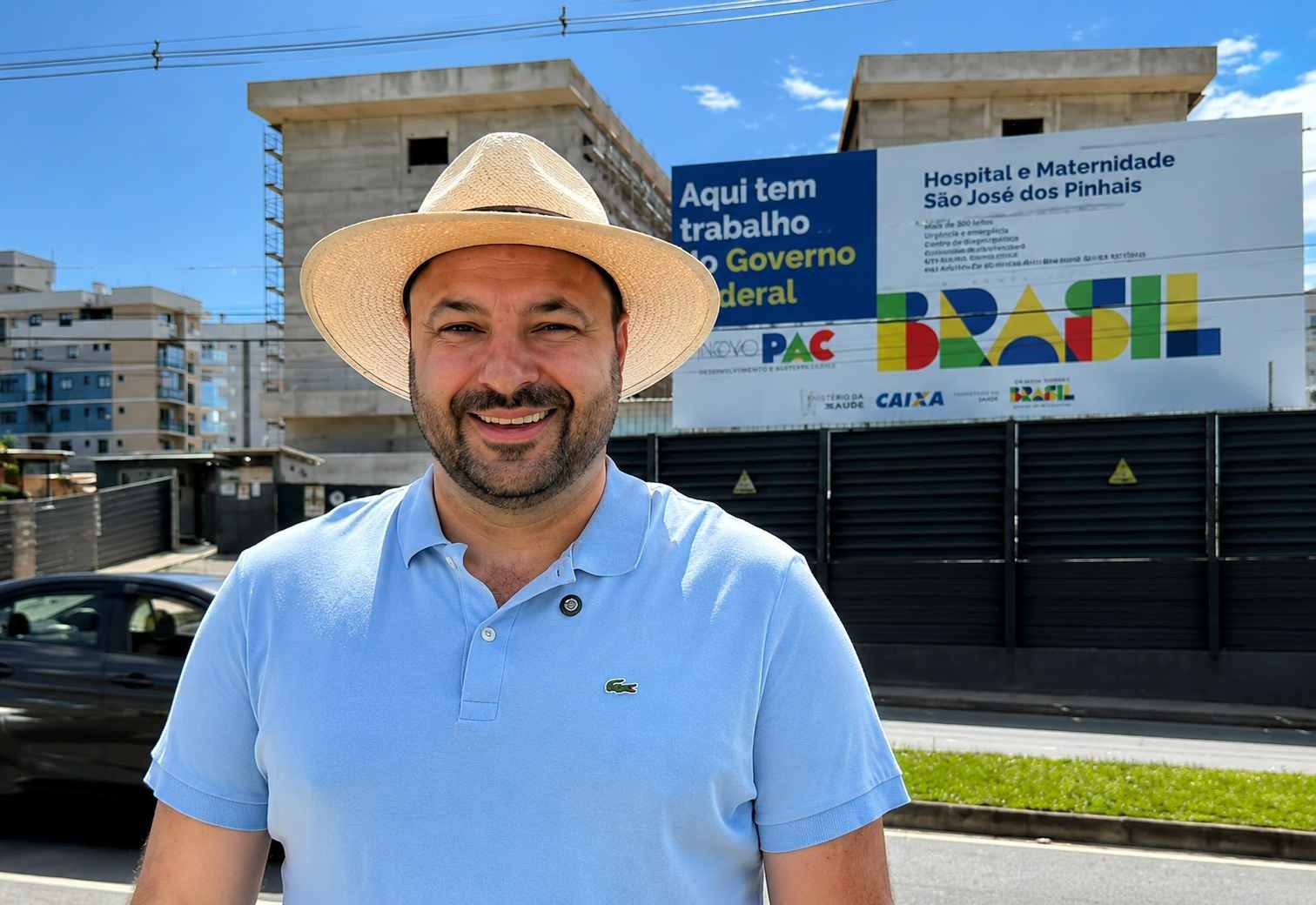 Geraldo Mendes em frente à obra do novo hospital e maternidade de São José dos Pinhais: uma das conquistas do primeiro mandato