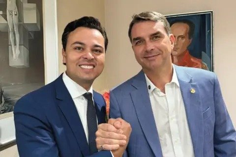Jeffrey Chiquini, deputado eleito e Flávio Bolsonaro (Foto: Divulgação)