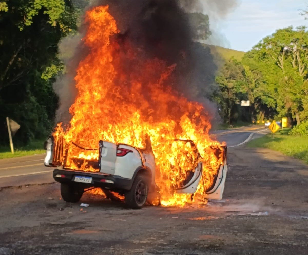 Fogo tomou conta de todo o veículo (Foto: Lucas Premebida/Pessoal)