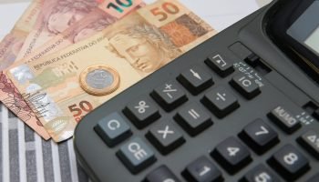 Selic em 15% impede crescimento econômico ao restringir crédito e investimento, afirma CNI