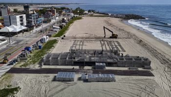 Montagem dos palcos avança no litoral do Paraná; 18 dias faltam para início do verão maior