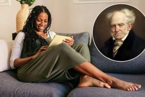 107131528-mulher-negra-sorridente-relaxando-no-sofa-orig-1