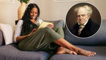 107131528-mulher-negra-sorridente-relaxando-no-sofa-orig-1