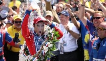 1135547234-takuma-sato-comemora-primeira-vitoria-nas-500-milhas-de-indianapolis-300x200-1