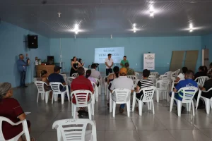 Secretário de Habitação de Guarapuava conversa com moradores durante reunião sob