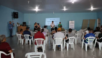 Secretário de Habitação de Guarapuava conversa com moradores durante reunião sob