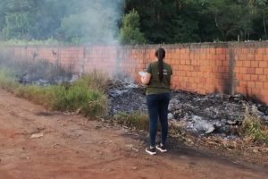 Queimadas urbanas deixam o horizonte de Ciudad del Este encoberto pela fumaça, a