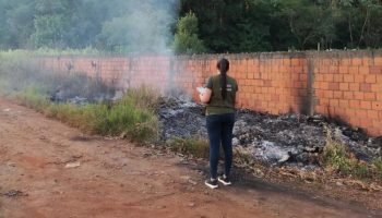 Queimadas urbanas deixam o horizonte de Ciudad del Este encoberto pela fumaça, a