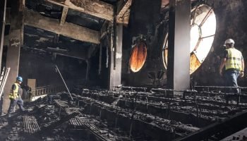 Danos visíveis na parte alta da Catedral San Blas, atingida pelo incêndio do últ