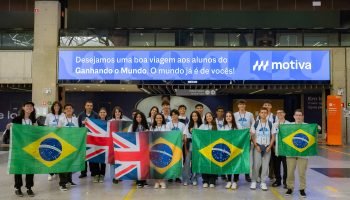 25 adolescentes embarcam para o Reino Unido com emoção e expectativas