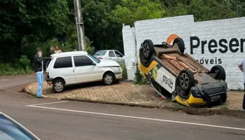 Viatura da PM capota depois de colidir com Uno no Centro