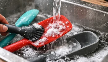 Lavar utensílios de silicone: 2 passos que evitam odores