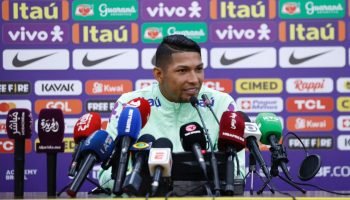 Rony marca pela primeira vez com a camisa do Santos. — Foto: Carregando