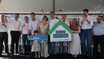 Governo do Paraná entrega moradias a famílias em Siqueira Campos