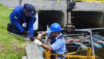 Sanepar instala ecobarreira no canal de Matinhos para impedir lixo no mar