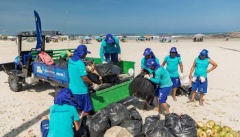 Sanepar retira 21 toneladas de lixo das praias do Paraná em quatro dias