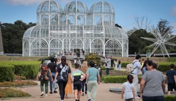 Calor e chuvas isoladas marcarão fim de semana no Paraná antes da frente fria