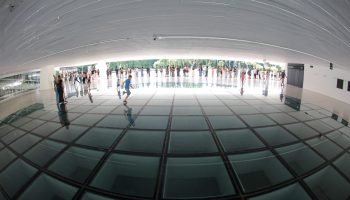 Visitantes lotam Museu Oscar Niemeyer no primeiro dia de entrada gratuita