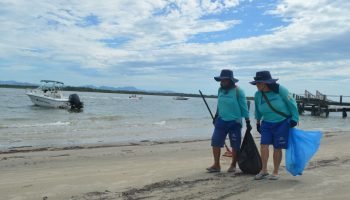 Sanepar realiza limpeza na praia da Ilha das Peças