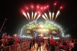 Eduardo Costa e Edson & Hudson reúnem 165 mil pessoas em noite sertaneja na praia de Caiobá