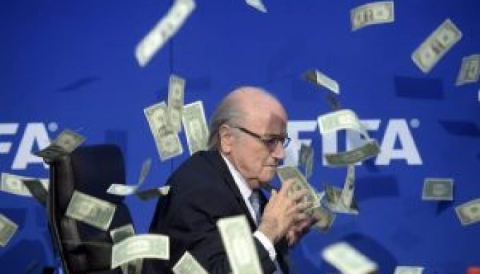 3054625321-discurso-de-blatter-foi-interrompido-por-uma-chuva-de-dinheiro-300x200-1