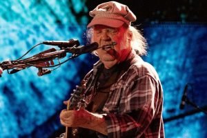 342396675-neil-young-declara-guerra-contra-apple-e-verizon-por-apoio-a-trump2236582282