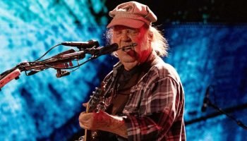 342396675-neil-young-declara-guerra-contra-apple-e-verizon-por-apoio-a-trump2236582282