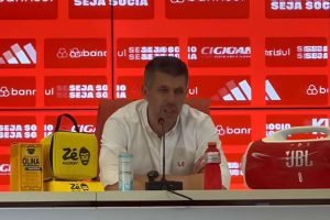 388562756-pezzolano-em-coletiva