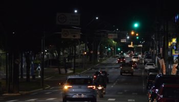 Dinheiro não dá em árvore, mas em Cascavel vira enfeite e flutua