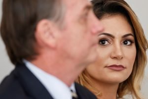 Ex-primeira-dama do Brasil Michelle Bolsonaro olha para seu marido Jair Bolsonar