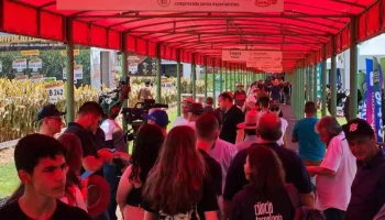 Público em massa visita o parque tecnológico durante a 38ª edição do evento. — F