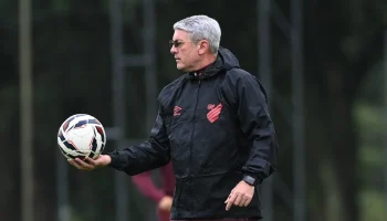 Odair Hellmann encaminha renovação com o Athletico