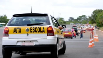Contran aprova fim de aulas obrigatórias em autoescolas para tirar CNH