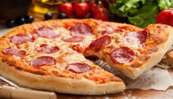 608407005-pizza-de-calabresa
