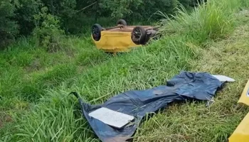 Homem morre e outro fica gravemente ferido após capotamento