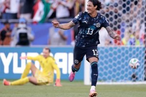 Momento em que José Canale crava o gol que garante a classificação paraguaia e elimina a Alemanha (Foto: AFP/PY)