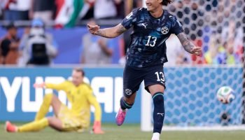 Momento em que José Canale crava o gol que garante a classificação paraguaia e elimina a Alemanha (Foto: AFP/PY)